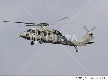 快晴の空を飛行する米海軍MH-60Sナイトホーク多用途ヘリコプター 快晴の空を飛行する米海軍MH-60Sナイトホーク多用途ヘリコプター 32166741