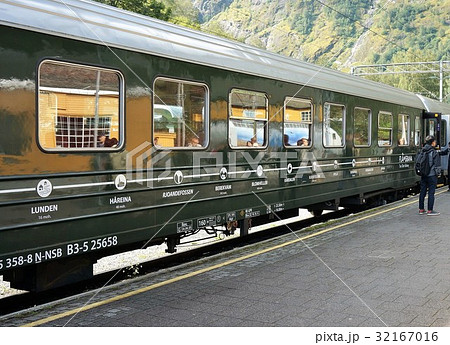 フロム山岳鉄道ショスの滝駅 ホームまでの落差 96m 32167016