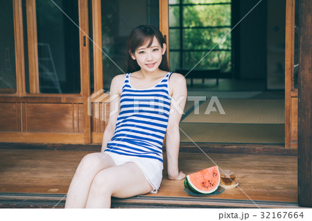 若い女性の夏イメージ 若い女性の夏イメージ 32167664