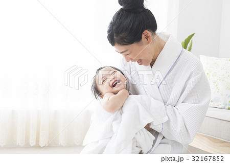 赤ちゃんとお母さん 32167852