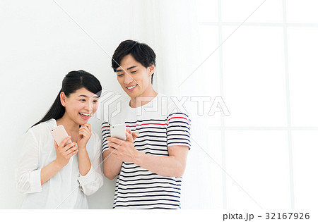 若い男女（スマホ） 32167926