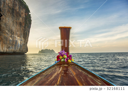 Traditional longtail boat at sunset  32168111