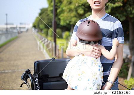親子 自転車 (イクメン ヘルメット 安心 安全 電動自転車 パパ 主夫 コピースペース 父親) 32168266