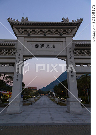 香港　ランタオ島の寶蓮寺の入口 32169175