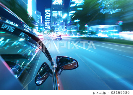 自動車の夜間走行イメージ 32169586