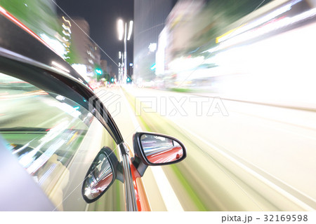 自動車の夜間走行イメージ 32169598
