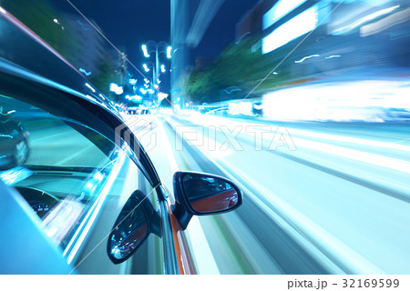 自動車の夜間走行イメージ 32169599