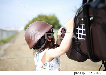 子供 自転車 (ヘルメット 安心 安全 電動自転車 コピースペース 幼児) 32170228