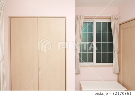部屋 (マンション 一戸建て 一軒家 格子窓 住まい 家 住居 ピンク 桃色 子供部屋 収納) 32170361