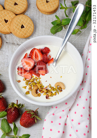 Chilled Buttermilk soup 32171453