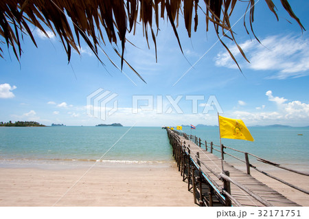 wood bridge in to the sea Thailand 32171751