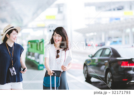 女子旅　空港バスのりば 32171793
