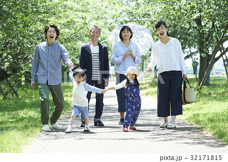 3世代家族の写真素材