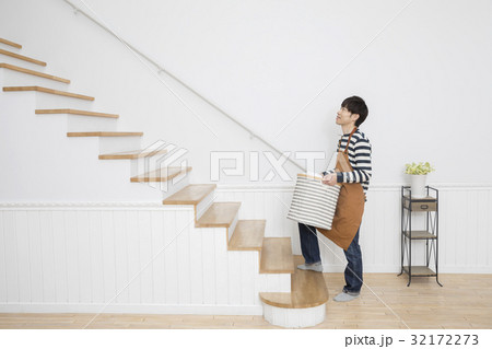 洗濯をする男性 32172273