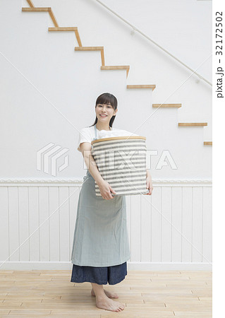 洗濯イメージ　主婦ポートレート 32172502