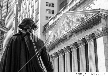 George Washington and NY Stock Exchange building George Washington and NY Stock Exchange building 32172663