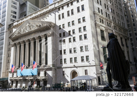 George Washington and NY Stock Exchange building George Washington and NY Stock Exchange building 32172668