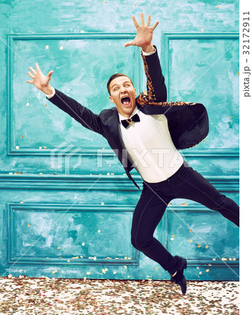 The studio shot of man as retro dancer 32172911