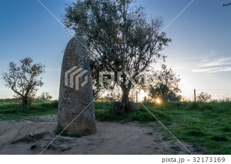 Almendres menhir  32173169