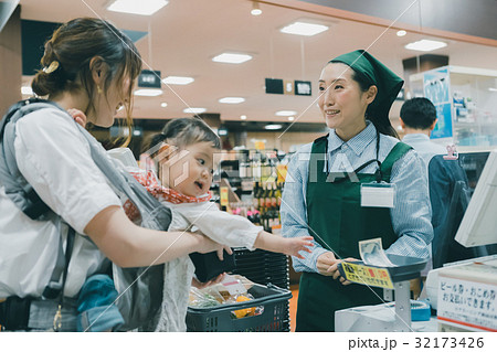 supermarket 32173426