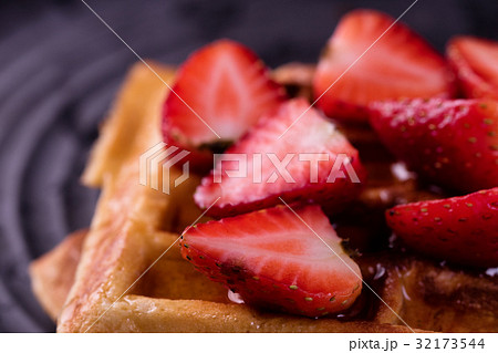 strawberries waffles 32173544