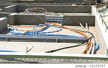 住宅の基礎工事 床下の配管 下水 給水 排水 給湯器のパイプ 住宅の基礎工事 床下の配管 下水 給水 排水 給湯器のパイプ 32173727