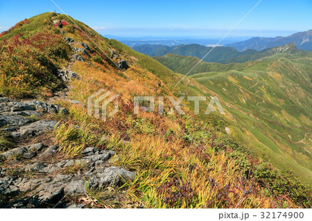 上越国境・武能岳から見る蓬峠方面の草原 32174900