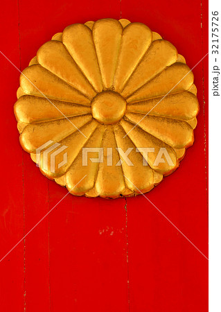 下関 赤間神宮水天門の菊の御紋の写真素材