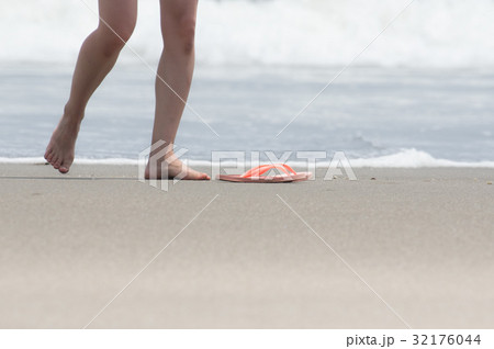 裸足とサンダル 32176044
