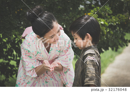 Asian children in Japanese Traditional Dress Asian children in Japanese Traditional Dress 32176048