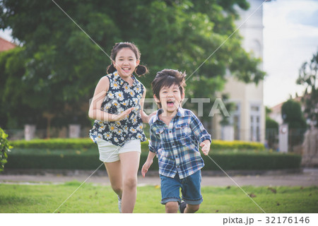 Cute Asian children runing together 32176146