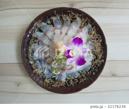 Delicious Japanese foods freshly sea bass sashimi Delicious Japanese foods freshly sea bass sashimi 32176236