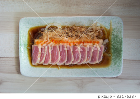 Delicious Japanese foods of raw tuna burned    32176237