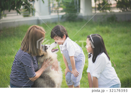 Happy Asian family playing with siberian husky dog 32176393