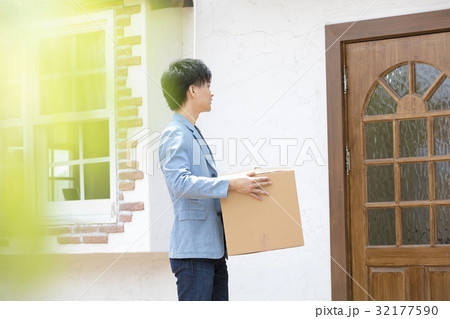 新生活イメージ　一人暮らし　居候　引っ越し　新居　シェアハウス 32177590