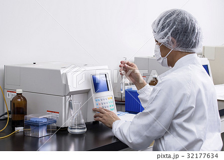 研究員　実験室　医療　検査する人　治験施設　イメージ素材 32177634