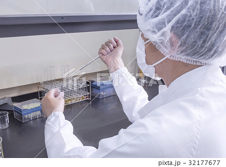 研究員　実験　医療　検査する人　治験　イメージ素材 32177677