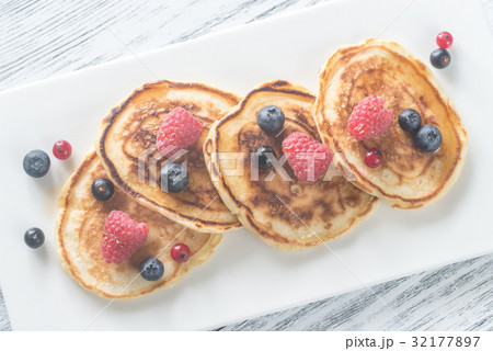 Pancakes with fresh berries Pancakes with fresh berries 32177897