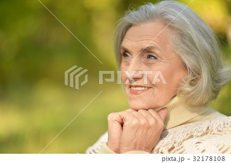 senior beautiful woman posing  32178108