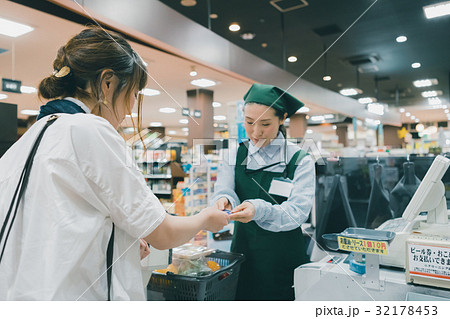 supermarket 32178453