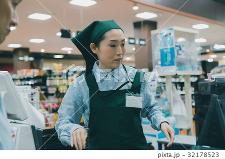 supermarket 32178523