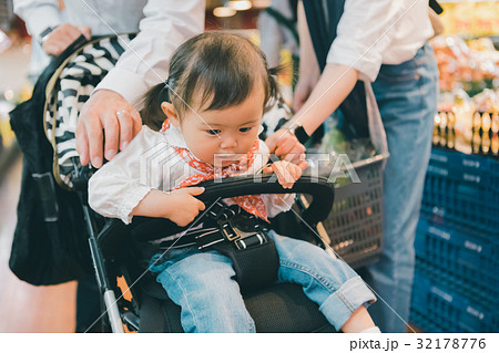 supermarket 32178776