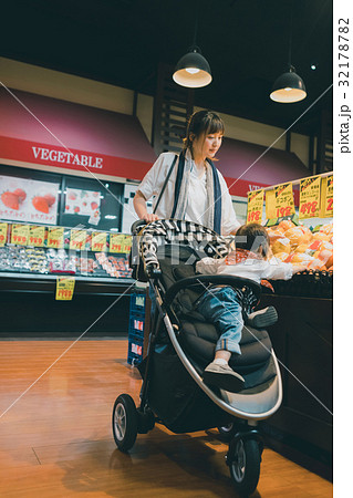 supermarket 32178782