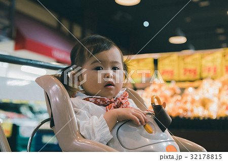supermarket supermarket 32178815