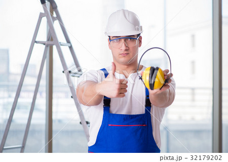 Young worker with noise cancelling headphones Young worker with noise cancelling headphones 32179202