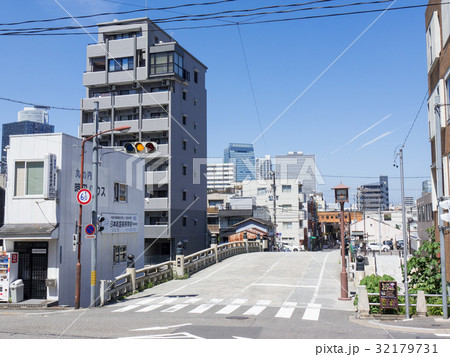 名古屋市西区都市風景 五條橋東交差点から五条橋と円頓寺商店街シンボルアーチを望む 名古屋市西区都市風景 五條橋東交差点から五条橋と円頓寺商店街シンボルアーチを望む 32179731