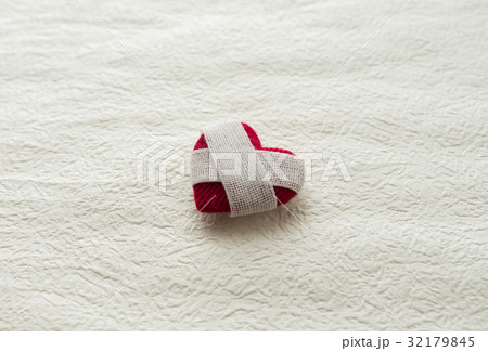 包帯が巻かれたハート　被害　不安　孤独　イメージ 32179845