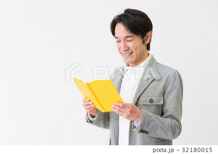 本を読むミドル男性 本を読むミドル男性 32180015
