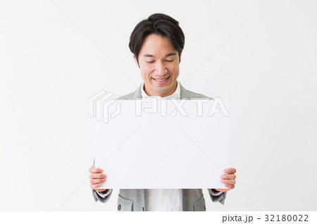 ホワイトボードを持つミドル男性 ホワイトボードを持つミドル男性 32180022