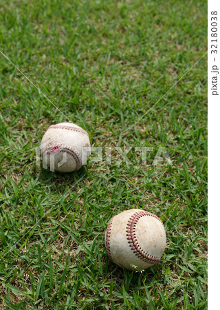 高校野球の硬式練習球と天然芝 高校野球の硬式練習球と天然芝 32180038
